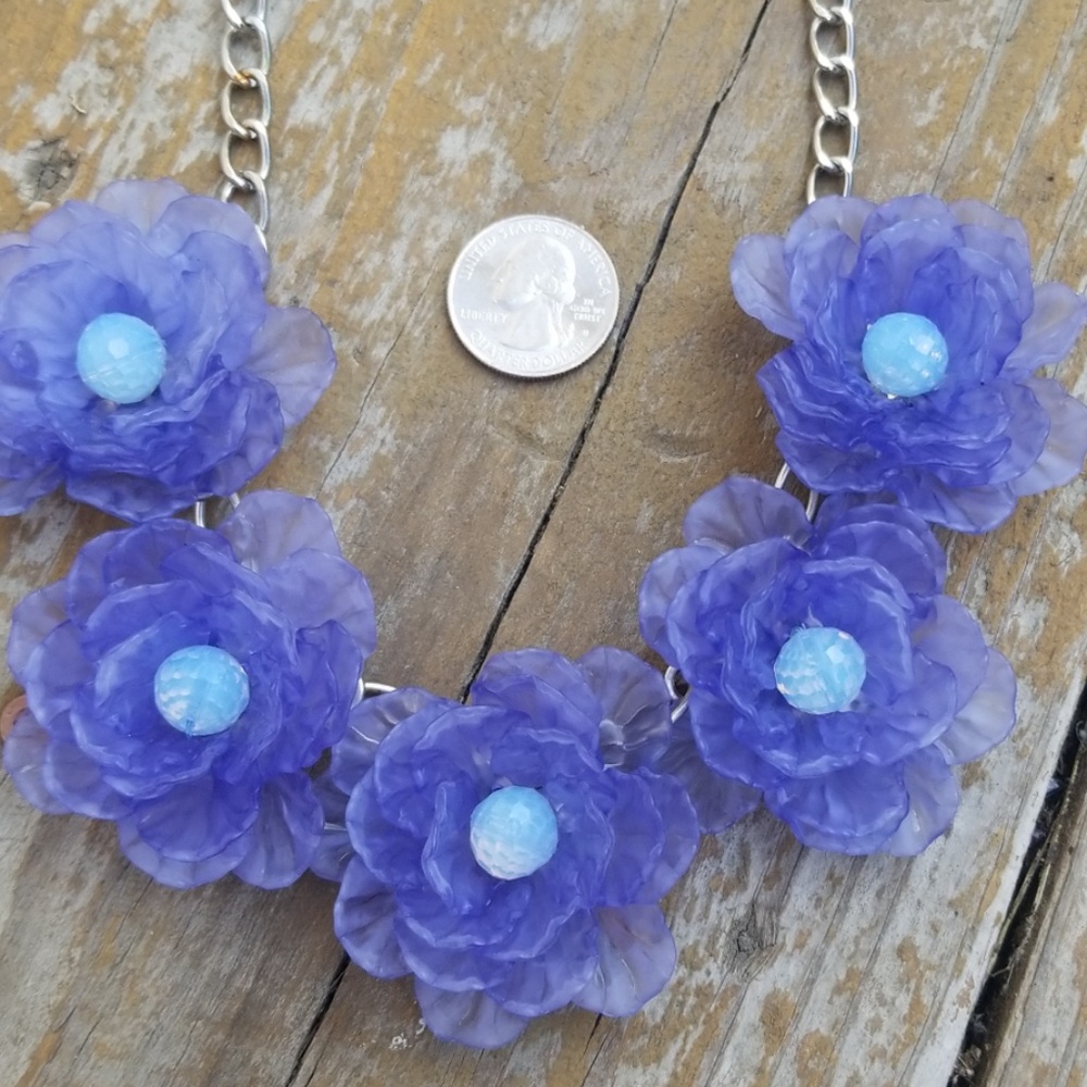 Flower accents necklace